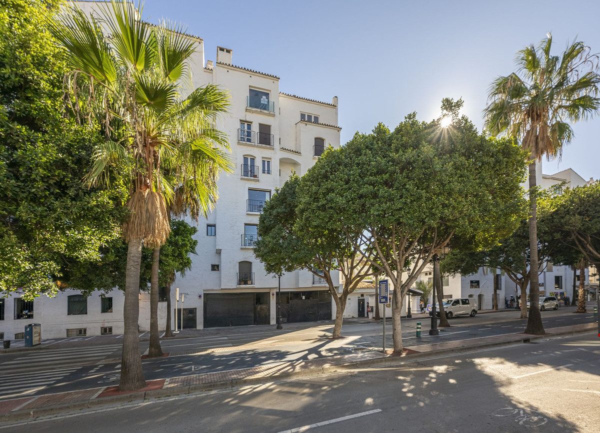 Middle Floor Apartment in Marbella, Costa del Sol – 2 beds – 649000 € - photo 45 of 45