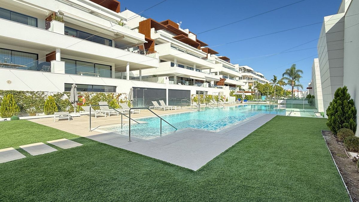 Ground Floor Apartment in Estepona, Costa del Sol – 2 beds – 680000 € - photo 2 of 14