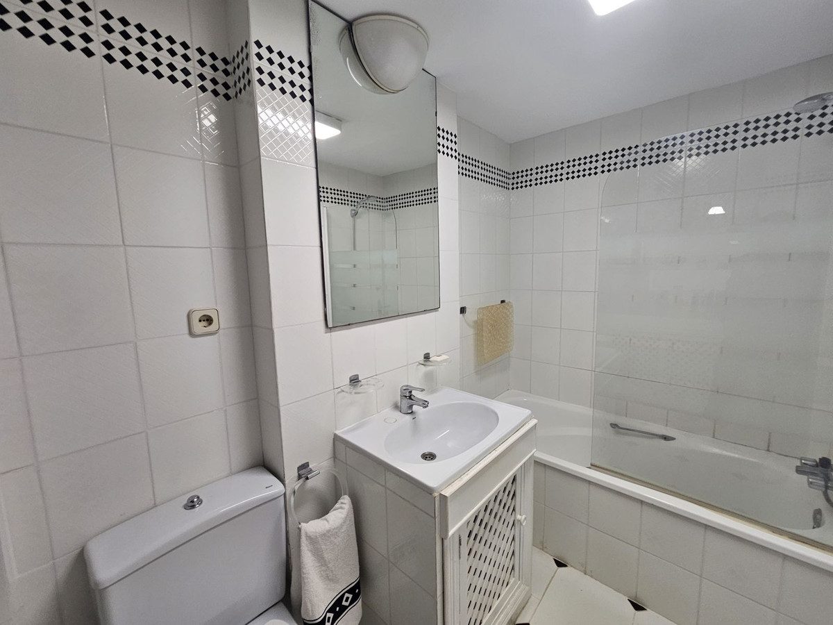 Middle Floor Apartment in Mijas, Costa del Sol – 2 beds – 275000 € - photo 10 of 17