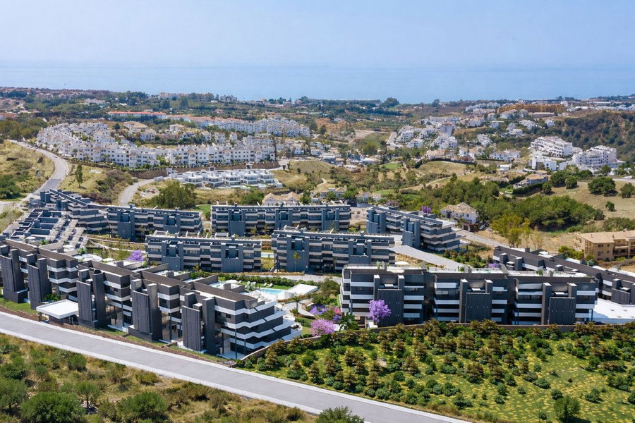 Middle Floor Apartment in Estepona, Costa del Sol – 2 beds – 450000 € - photo 1 of 37