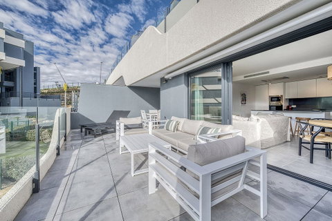 Middle Floor Apartment in Estepona, Costa del Sol – 2 beds – 450000 € - photo 3 of 37