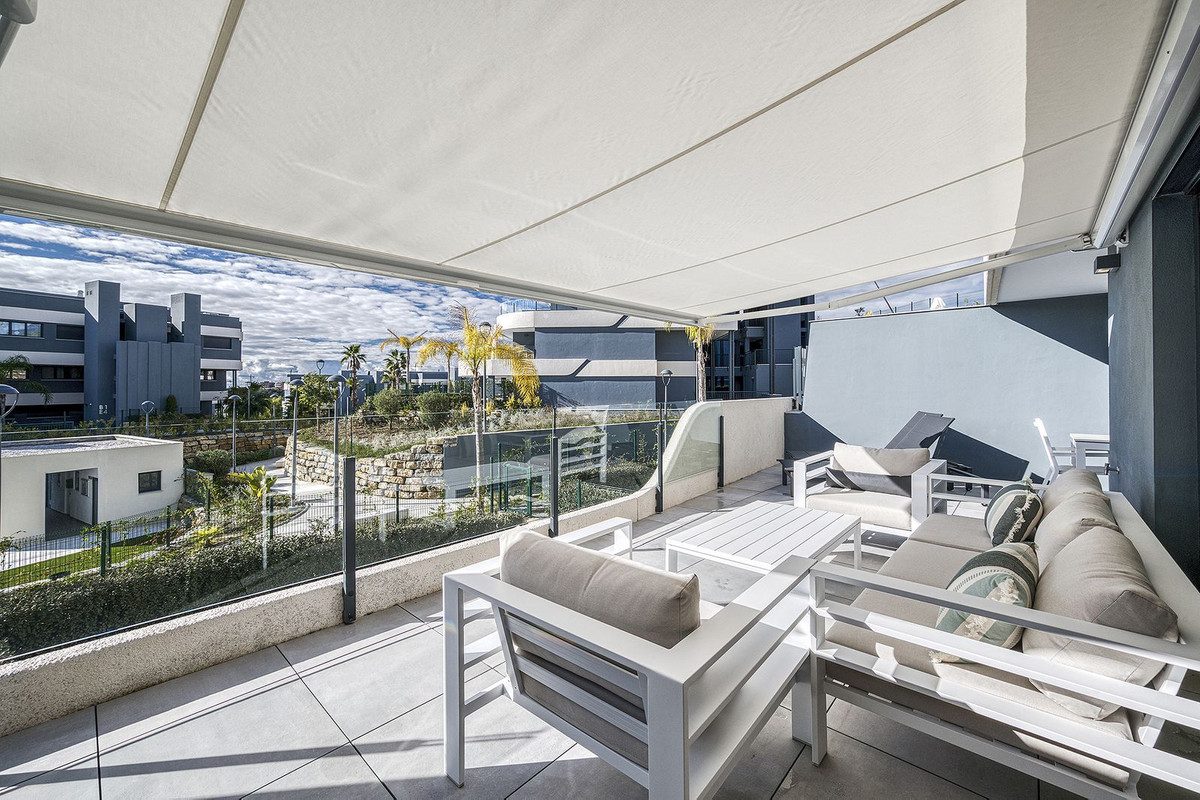 Middle Floor Apartment in Estepona, Costa del Sol – 2 beds – 450000 € - photo 4 of 37