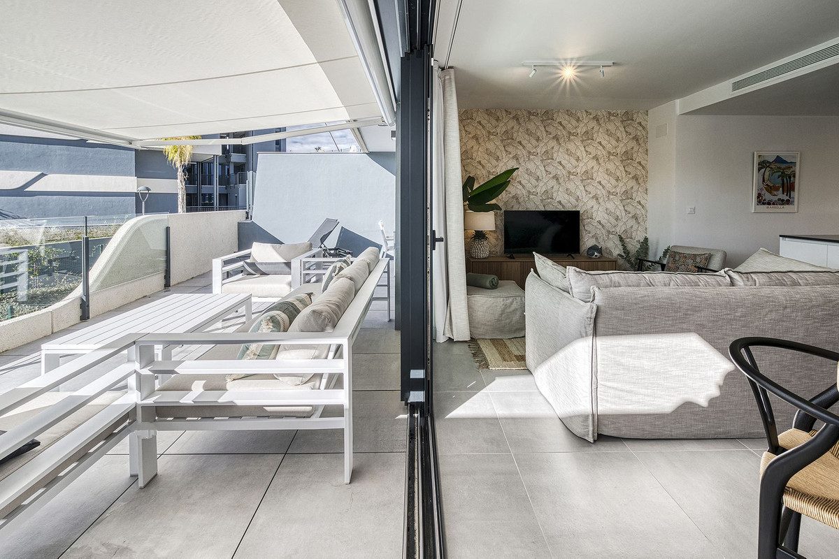 Middle Floor Apartment in Estepona, Costa del Sol – 2 beds – 450000 € - photo 5 of 37