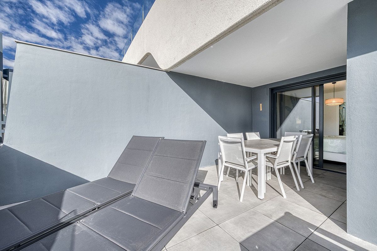 Middle Floor Apartment in Estepona, Costa del Sol – 2 beds – 450000 € - photo 7 of 37