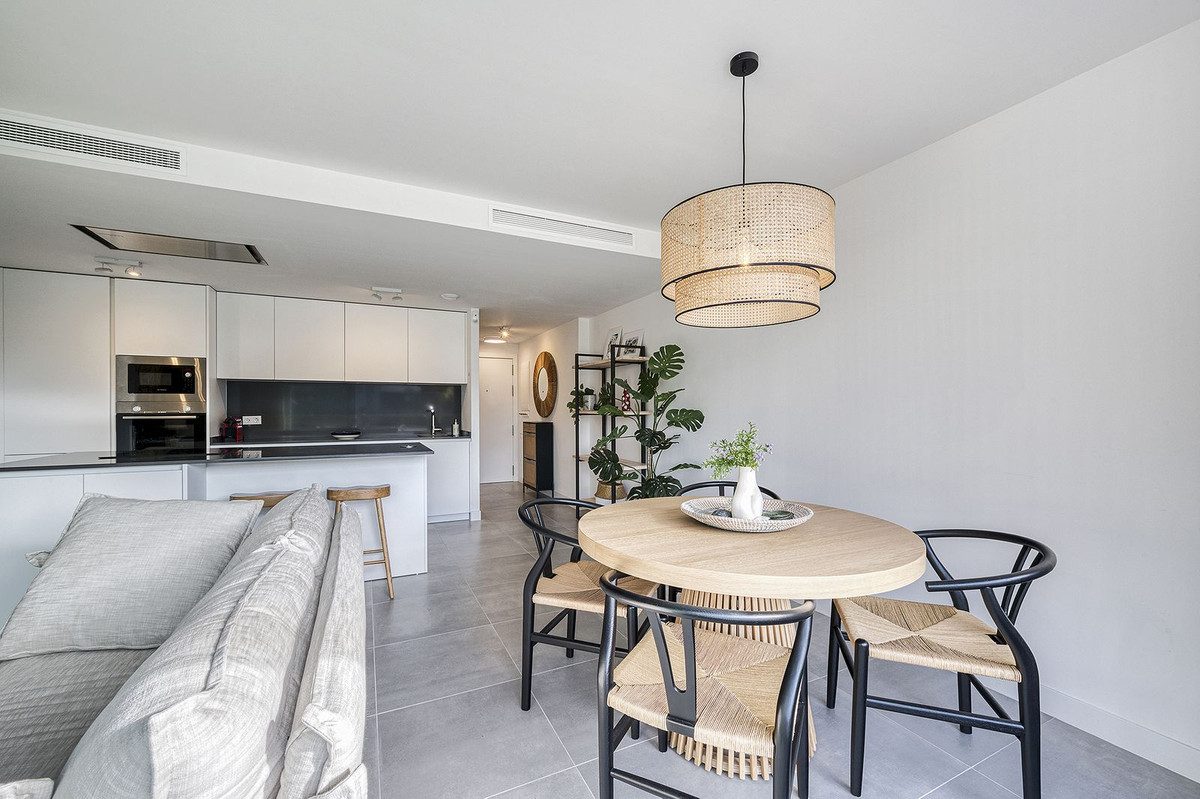Middle Floor Apartment in Estepona, Costa del Sol – 2 beds – 450000 € - photo 12 of 37