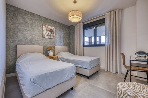 Middle Floor Apartment in Estepona, Costa del Sol – 2 beds – 450000 € - photo 18 of 37