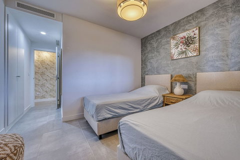 Middle Floor Apartment in Estepona, Costa del Sol – 2 beds – 450000 € - photo 19 of 37