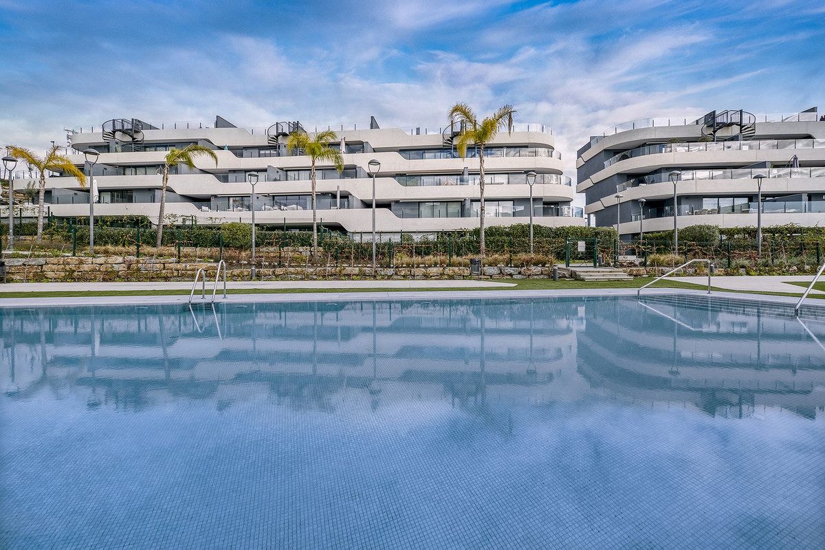 Middle Floor Apartment in Estepona, Costa del Sol – 2 beds – 450000 € - photo 23 of 37