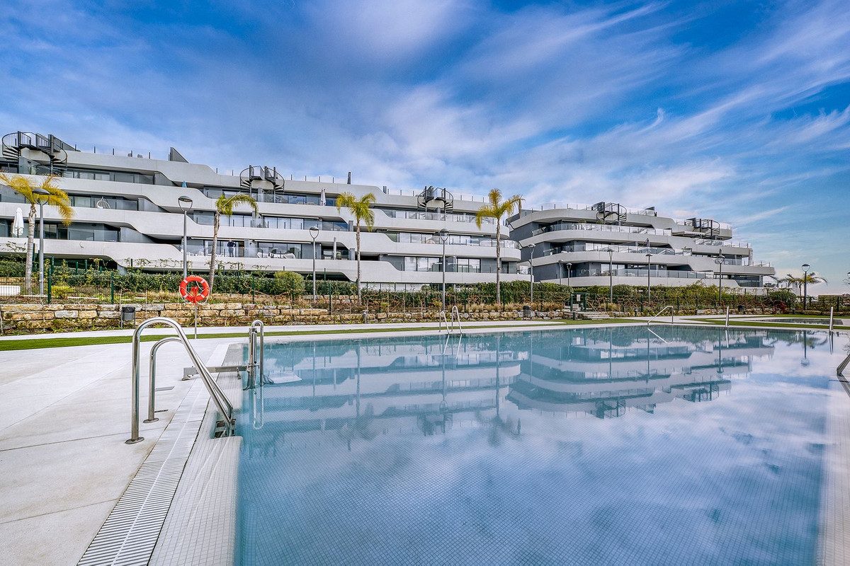 Middle Floor Apartment in Estepona, Costa del Sol – 2 beds – 450000 € - photo 24 of 37