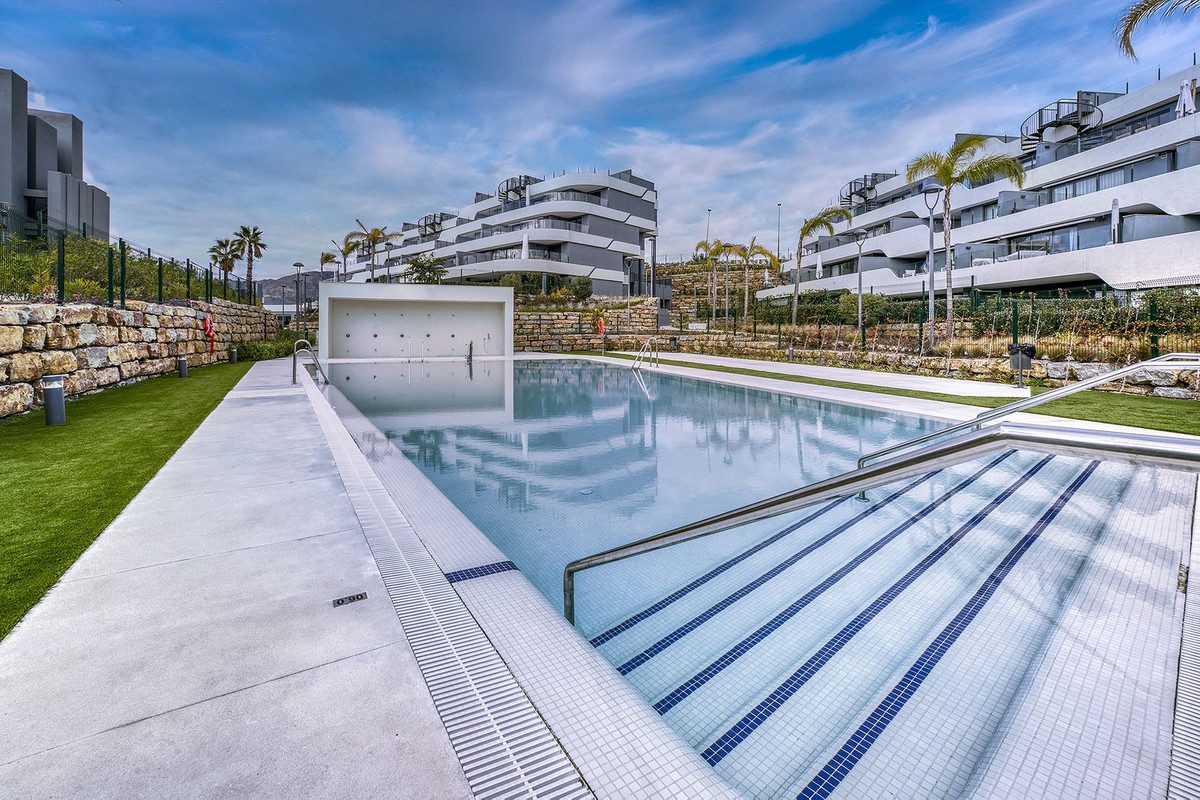 Middle Floor Apartment in Estepona, Costa del Sol – 2 beds – 450000 € - photo 25 of 37
