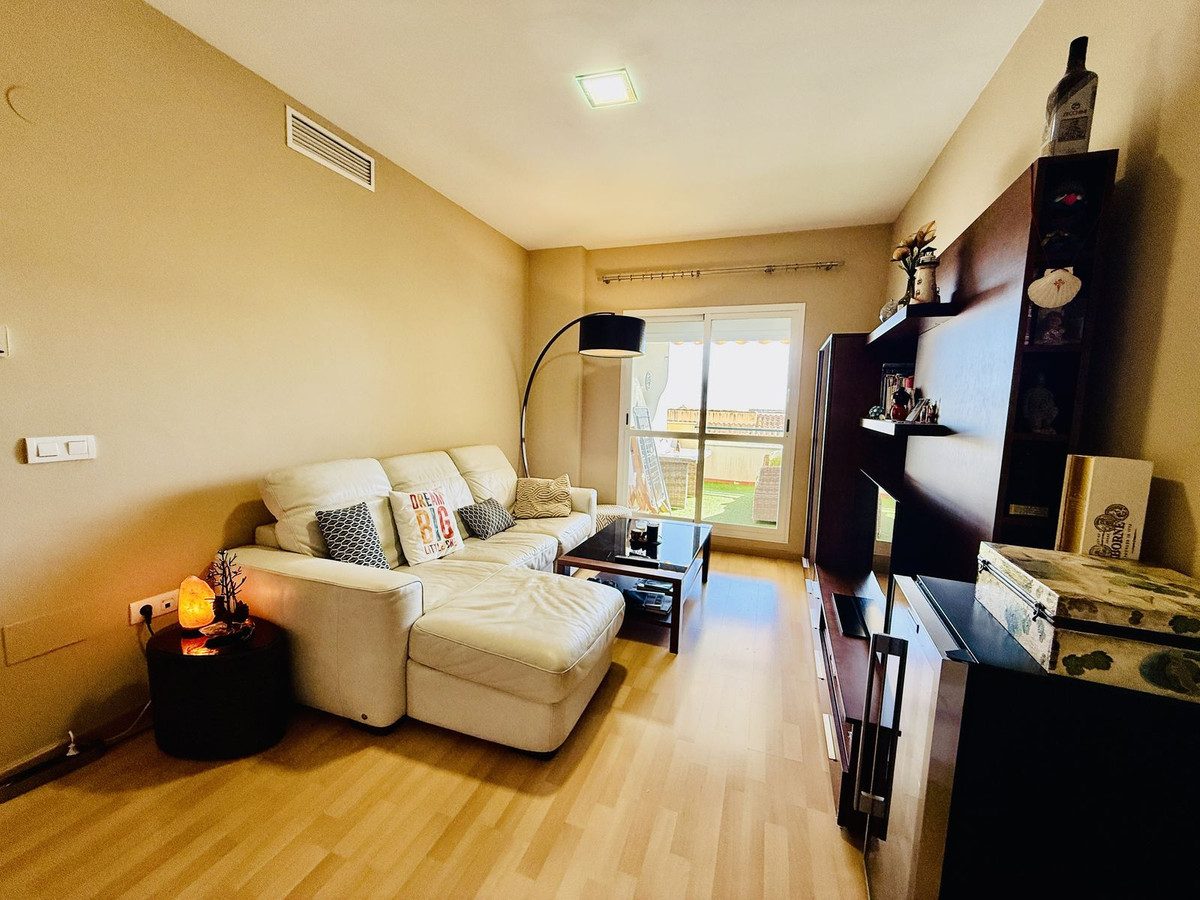 Middle Floor Apartment in Benalmadena, Costa del Sol – 2 beds – 320000 € - photo 4 of 19