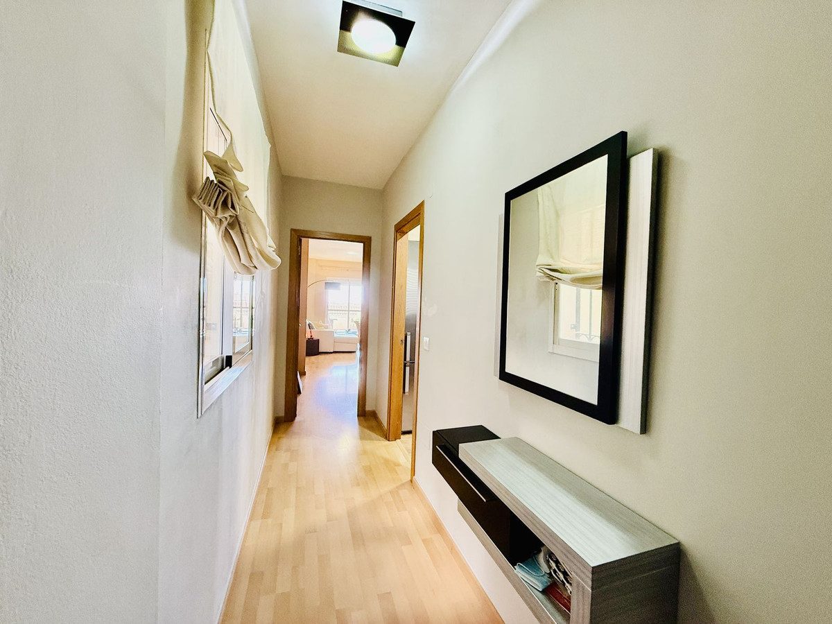 Middle Floor Apartment in Benalmadena, Costa del Sol – 2 beds – 320000 € - photo 8 of 19