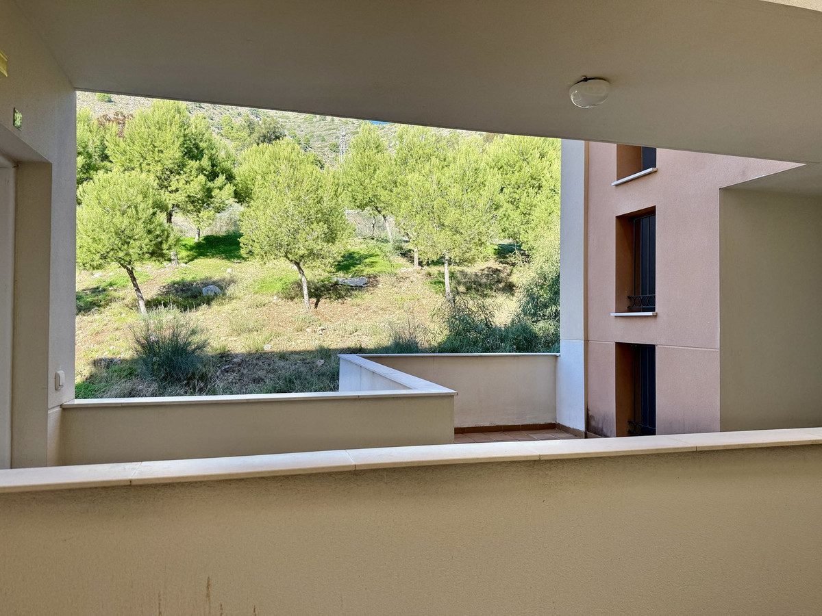 Middle Floor Apartment in Benalmadena, Costa del Sol – 2 beds – 320000 € - photo 9 of 19