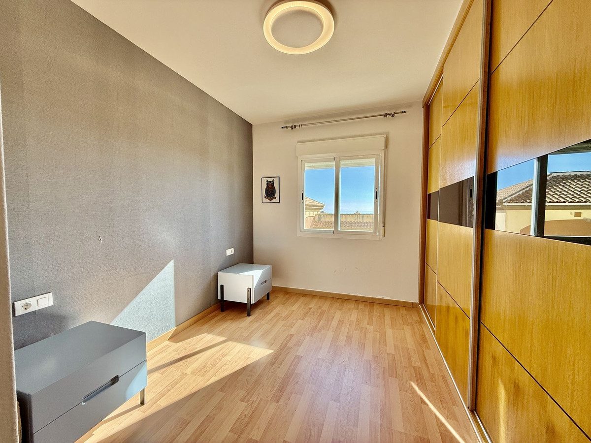 Middle Floor Apartment in Benalmadena, Costa del Sol – 2 beds – 320000 € - photo 10 of 19