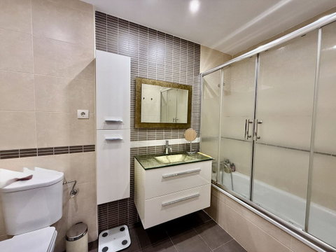 Middle Floor Apartment in Benalmadena, Costa del Sol – 2 beds – 320000 € - photo 11 of 19
