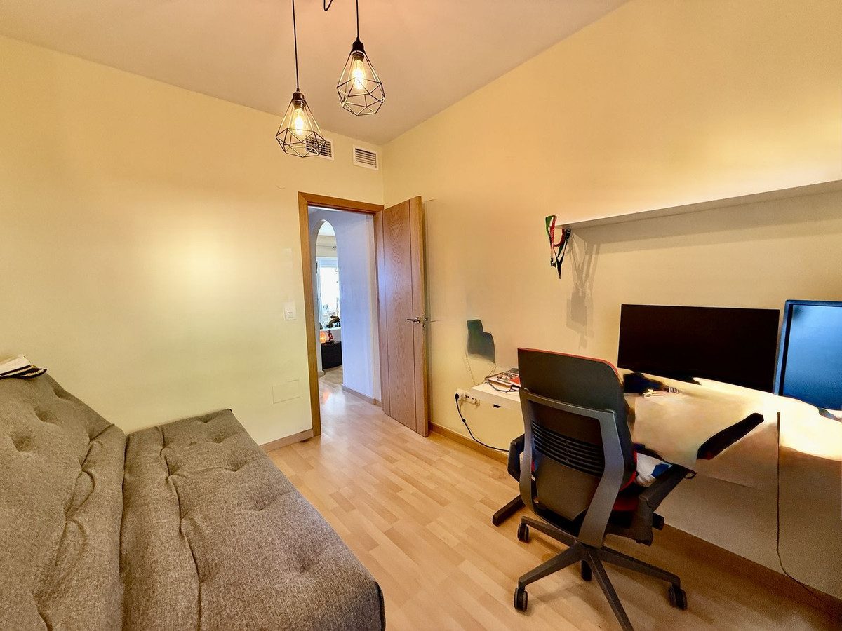Middle Floor Apartment in Benalmadena, Costa del Sol – 2 beds – 320000 € - photo 12 of 19