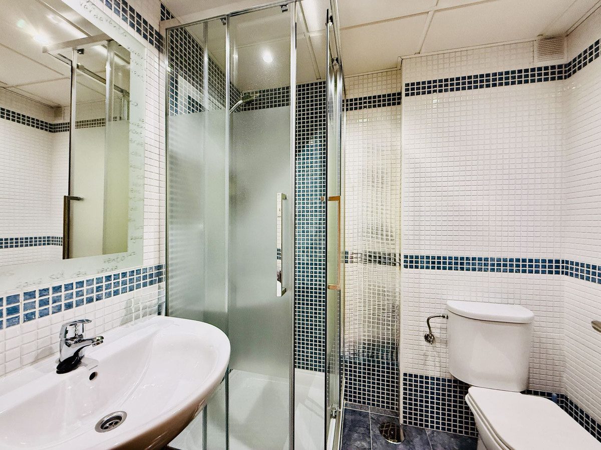 Middle Floor Apartment in Benalmadena, Costa del Sol – 2 beds – 320000 € - photo 14 of 19
