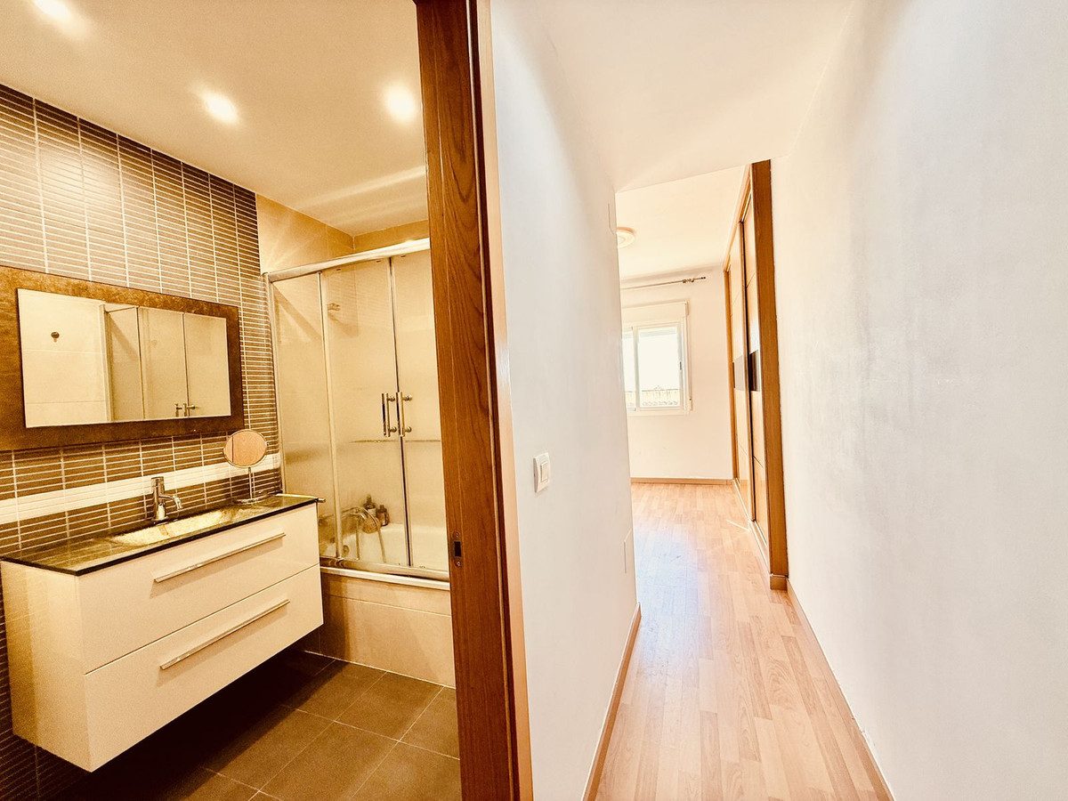 Middle Floor Apartment in Benalmadena, Costa del Sol – 2 beds – 320000 € - photo 15 of 19