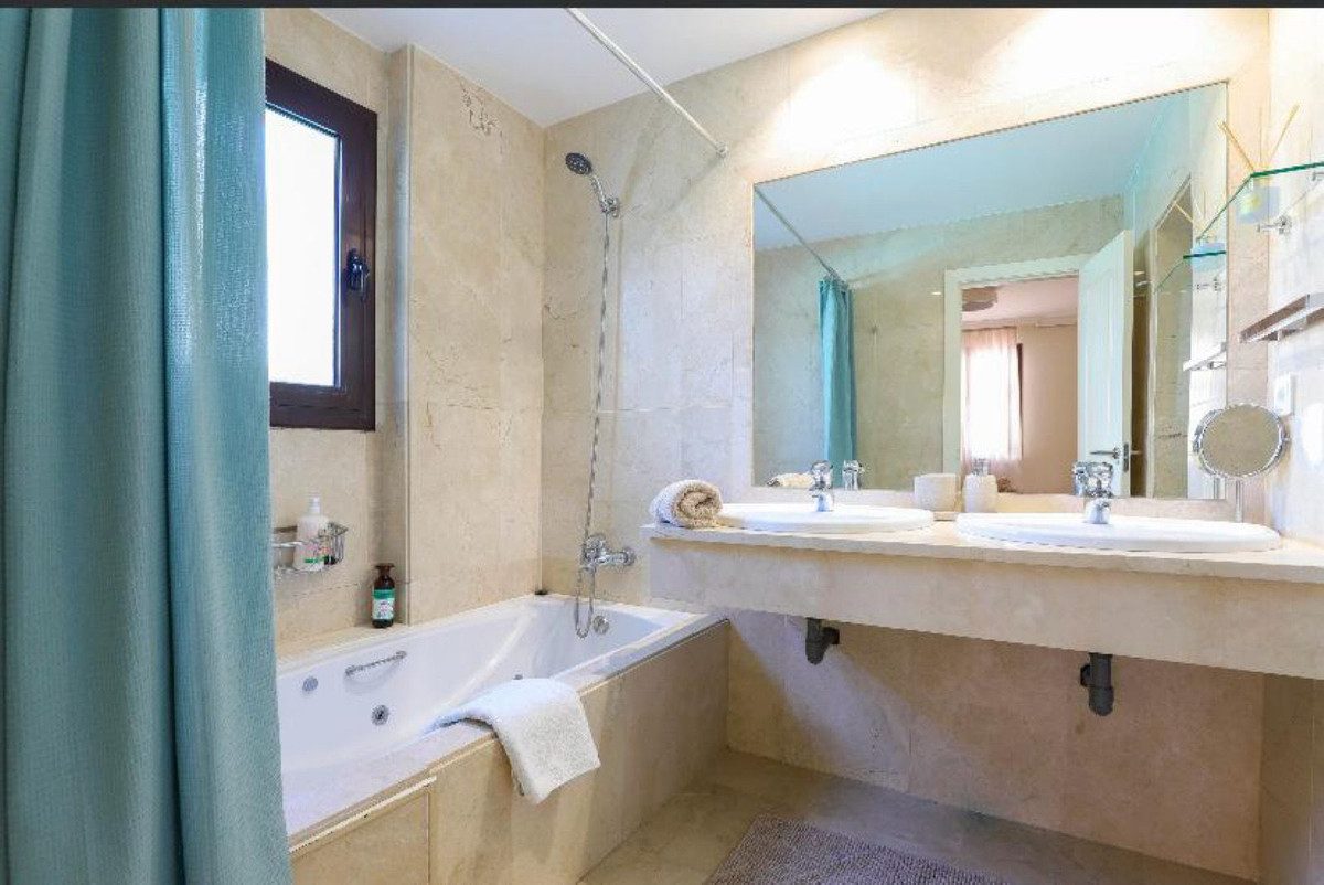 Ground Floor Apartment in Marbella, Costa del Sol – 2 beds – 645000 € - photo 5 of 34