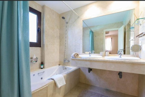 Ground Floor Apartment in Marbella, Costa del Sol – 2 beds – 645000 € - photo 5 of 34