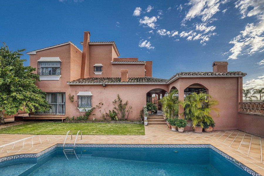 Detached Villa in Marbella, Costa del Sol – 4 beds – 1150000 € - photo 1 of 43