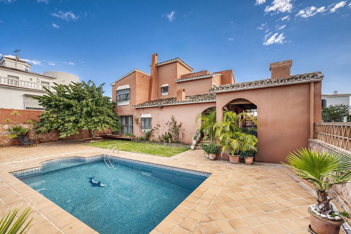 Detached Villa in Marbella, Costa del Sol – 4 beds – 1150000 € - photo 2 of 43