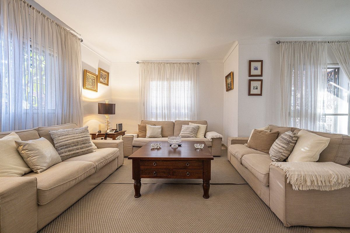 Detached Villa in Marbella, Costa del Sol – 4 beds – 1150000 € - photo 7 of 43