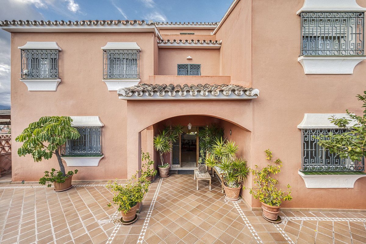 Detached Villa in Marbella, Costa del Sol – 4 beds – 1150000 € - photo 15 of 43