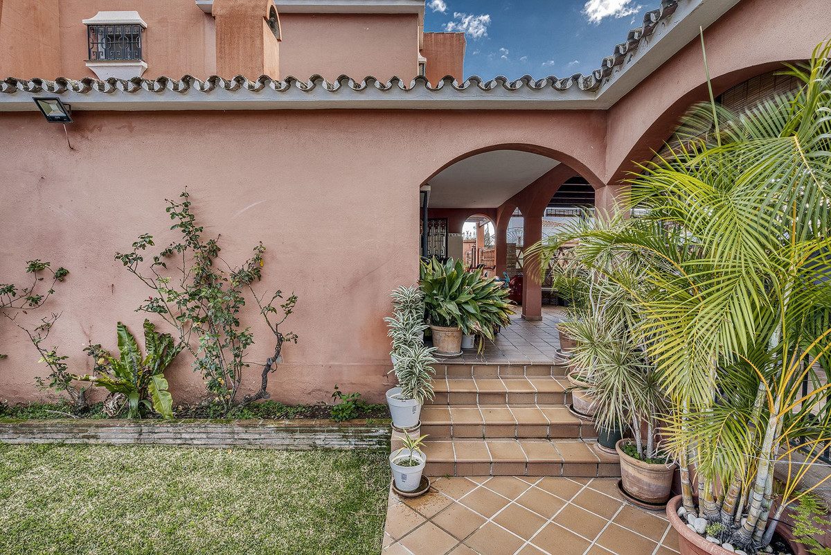 Detached Villa in Marbella, Costa del Sol – 4 beds – 1150000 € - photo 18 of 43