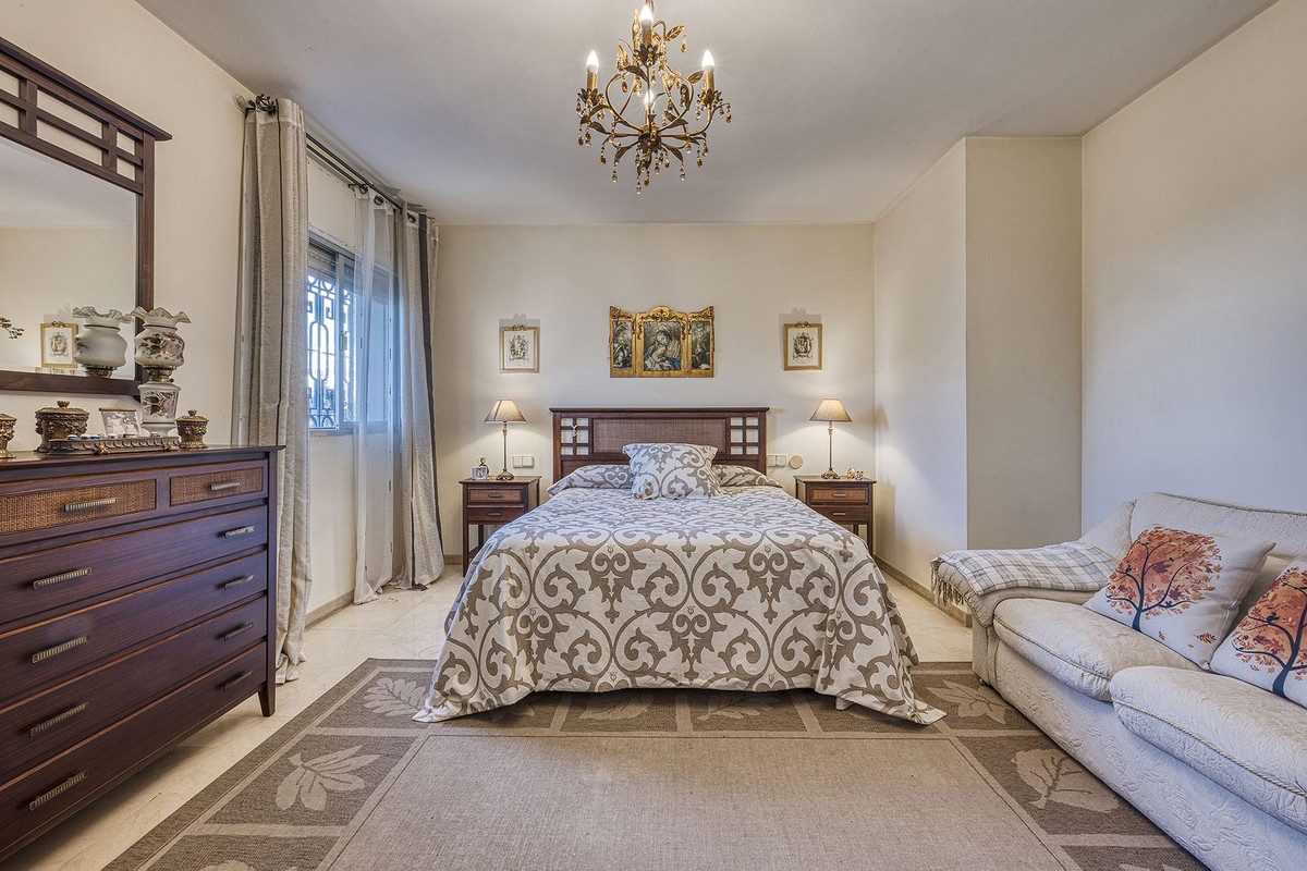 Detached Villa in Marbella, Costa del Sol – 4 beds – 1150000 € - photo 27 of 43