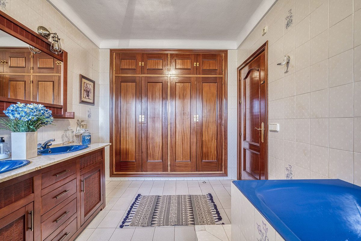 Detached Villa in Marbella, Costa del Sol – 4 beds – 1150000 € - photo 30 of 43