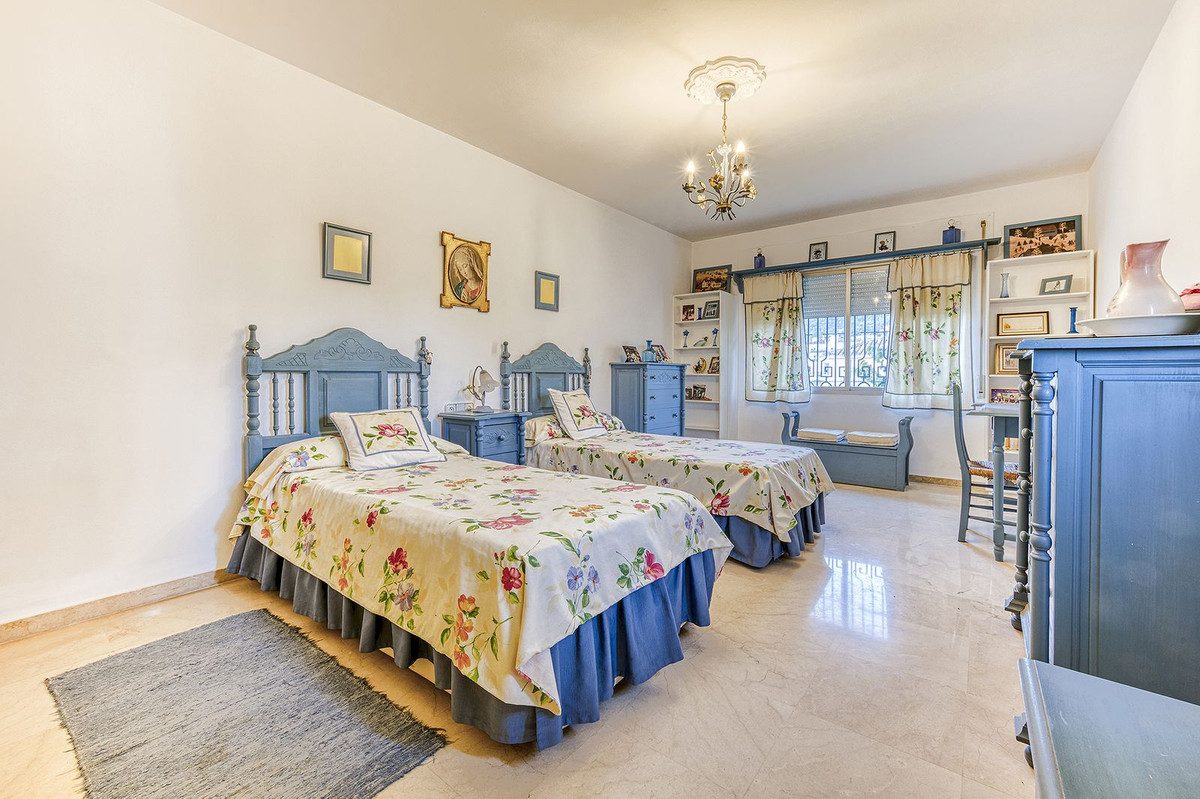 Detached Villa in Marbella, Costa del Sol – 4 beds – 1150000 € - photo 35 of 43